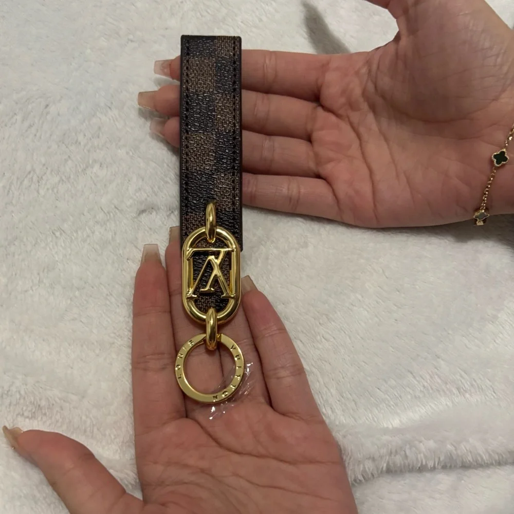 🎁Luxury Brown and Gold Keychain🎁 - Picture 2 of 4